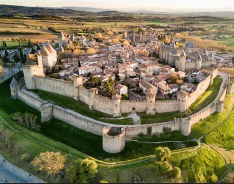 Gite Au Pied De La Cite Medievale - Le 127 Carcassonne Bagian luar foto